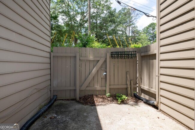 Building Photo - 4028 Elm St