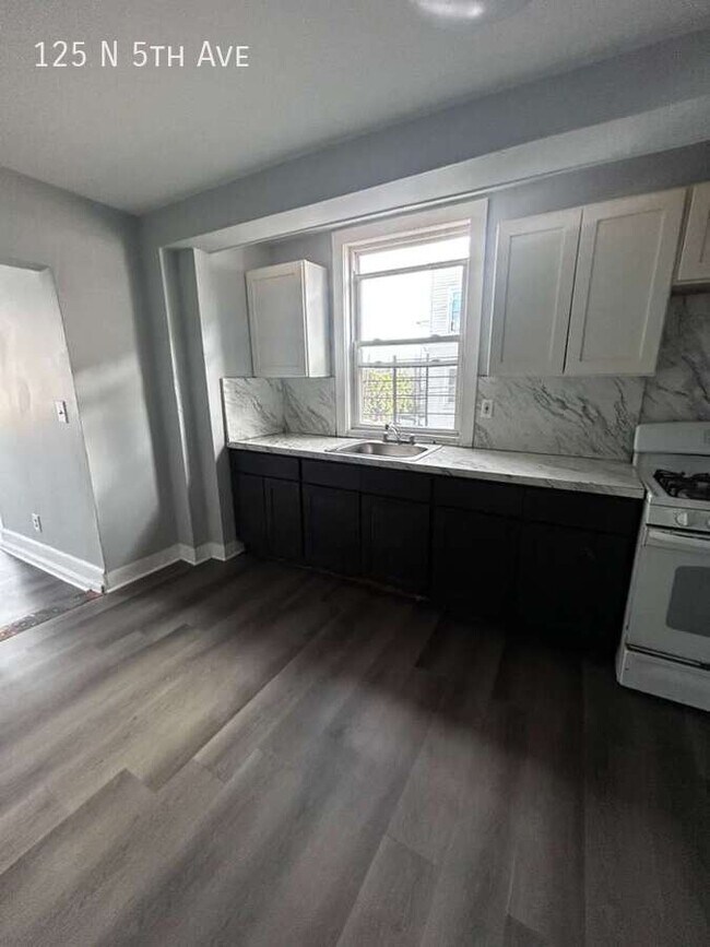 Building Photo - 125 N 5th Ave