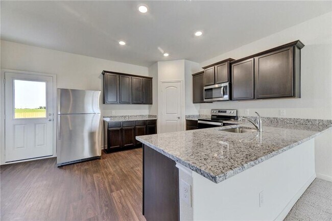 Building Photo - Beautiful 5 Bed 2.5 Bath Home!