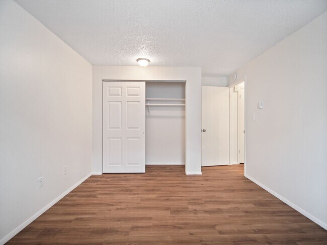 Building Photo - ONE BEDROOM IN DESIRABLE MILLWOOD NEIGHBOR...