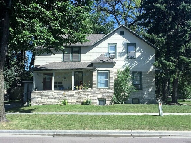 Building Photo - Private Entrance & Wood Floors!