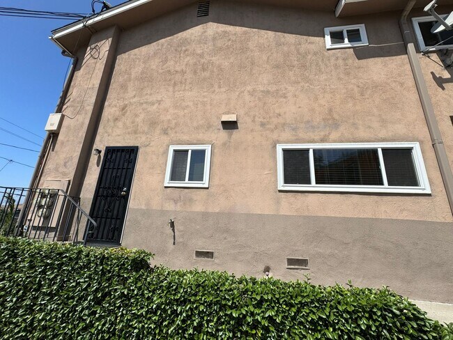 Building Photo - 1073R