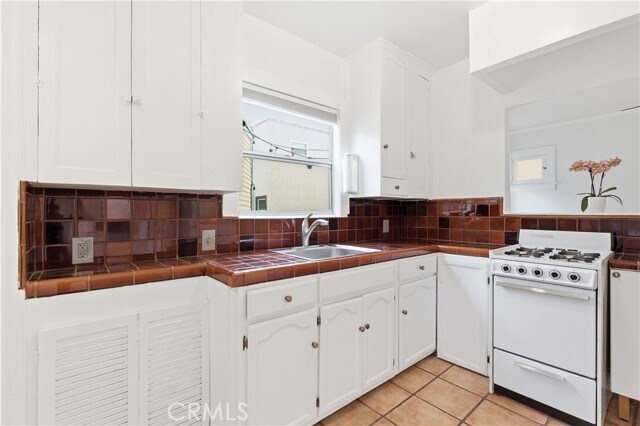 Building Photo - 1950 S Palm Grove Ave