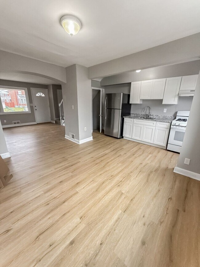 Building Photo - Home with Modern Kitchen, Finished Basement & Backyard Deck