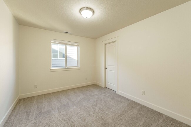 Building Photo - $1000 OFF MOVE IN SPECIAL - 4 Bedroom 2.5 ...