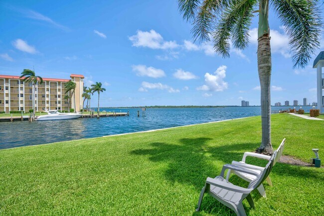 Building Photo - 100 Shore Ct