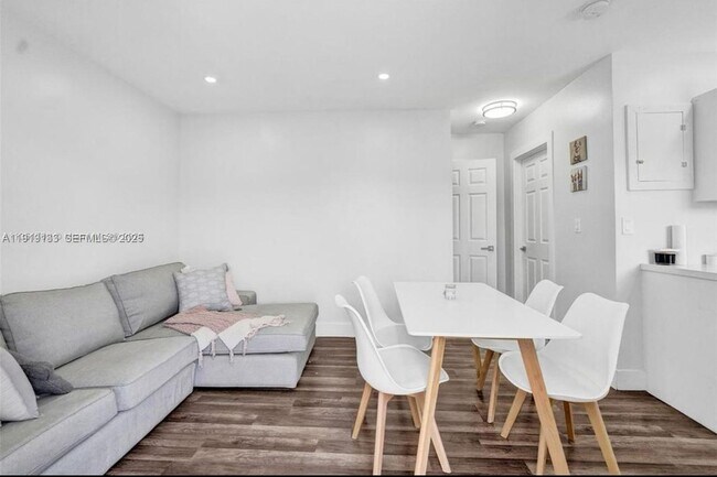 Building Photo - 685 SW 7th Terrace