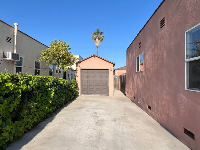 Building Photo - **5886 Lemon Ave Long Beach** 2 Bedroom 1 ...