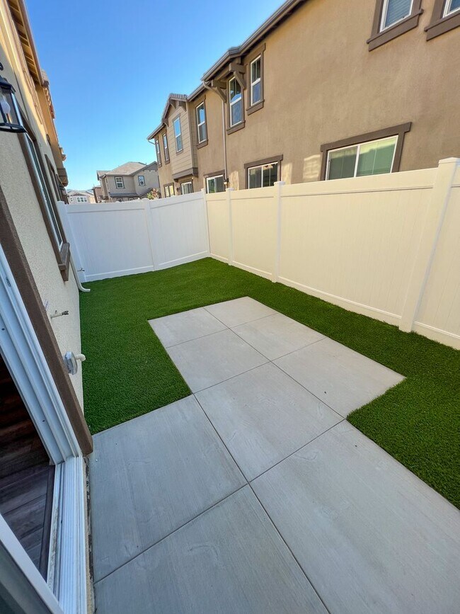 Building Photo - Brand new Condo with SOLAR for LEASE in Te...
