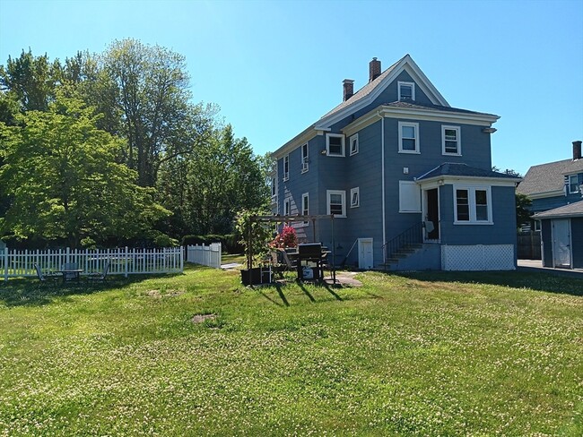 Building Photo - 63 Spruce St