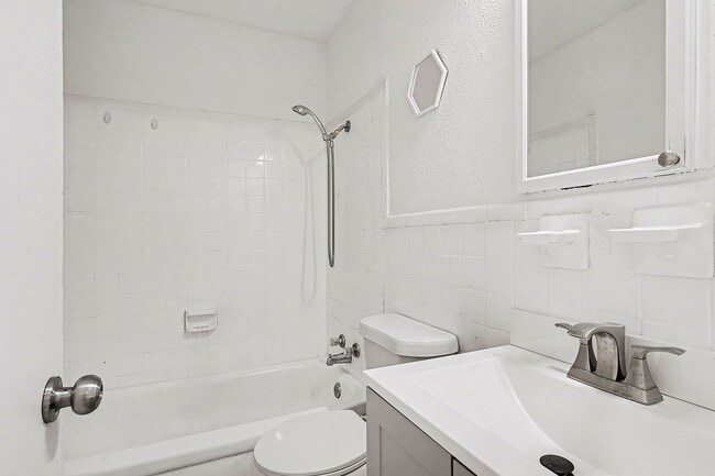 Building Photo - 2211 Barbell Ln