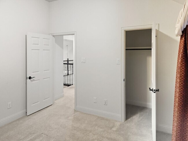 Building Photo - 5325 Center Hill Dr