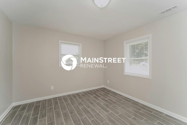 Building Photo - 3 Bedroom Pet-Friendly Home in Charlotte, NC with Main Street Renewal