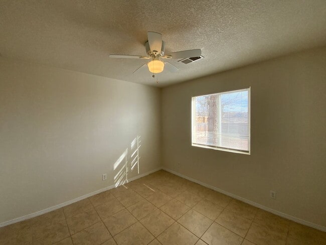 Building Photo - 3 Bedroom Single Story Home Available Near Unser Blvd NE & King Blvd NE!