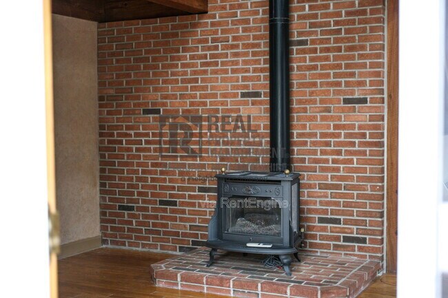 Building Photo - 6 Spruce Ln