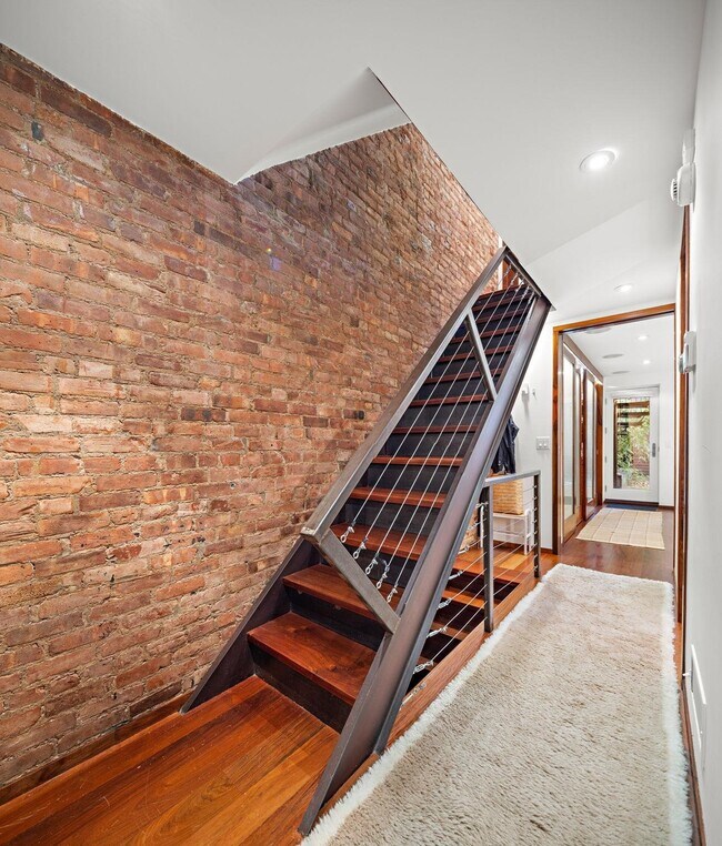 Building Photo - 343 York St