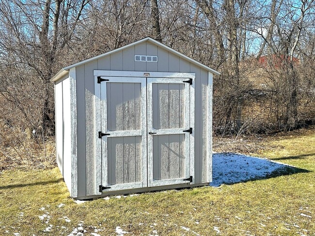 Building Photo - 460 Fox Ln