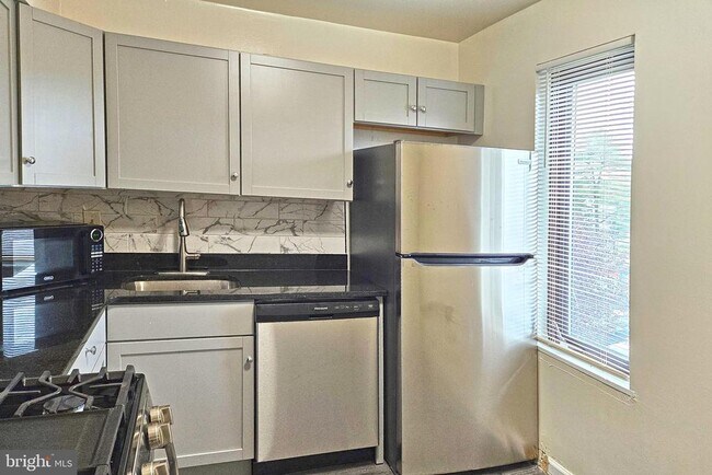 Building Photo - 9639 White Acre Rd