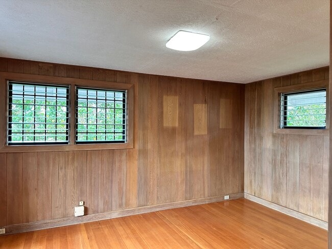 Building Photo - Kaumana Terrace Home