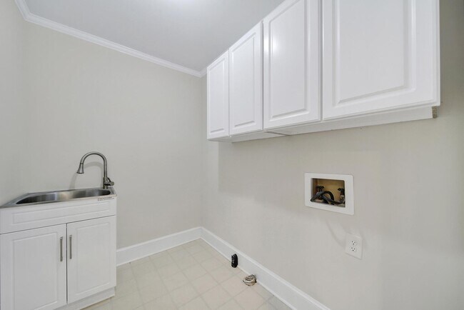 Building Photo - Beautiful Five Bed Three and Half Bath Hom...