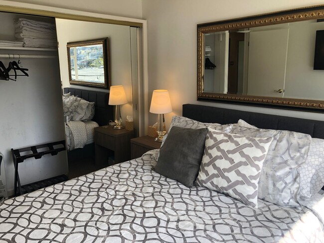 Building Photo - Elegant & Expansive Furnished 3 Bedroom/2 ...
