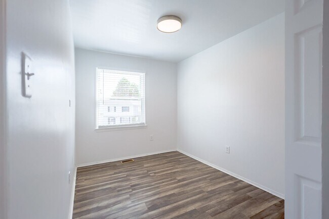 Building Photo - Amazing 3 BR/1.5 BA Townhome in Landover!
