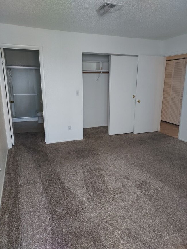 Building Photo - SINGLE STORY TOWN HOME 3 BEDROOM 2 BATH WI...