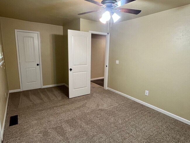 Building Photo - Super cute and updated 4 bed 2 bath home!!