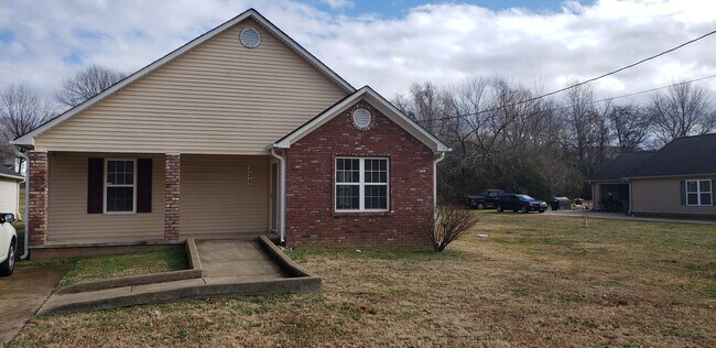 Building Photo - 220 Phillips St