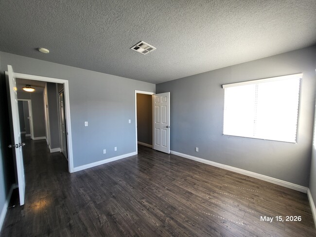 Building Photo - 528 S Tomsik St