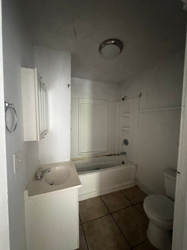 Building Photo - 5 Bedroom 2 bath