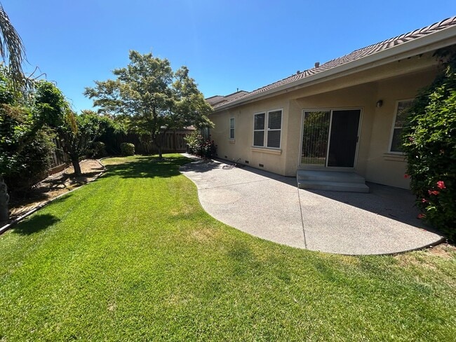 Building Photo - Great location! Beautiful 3 Bedroom Home