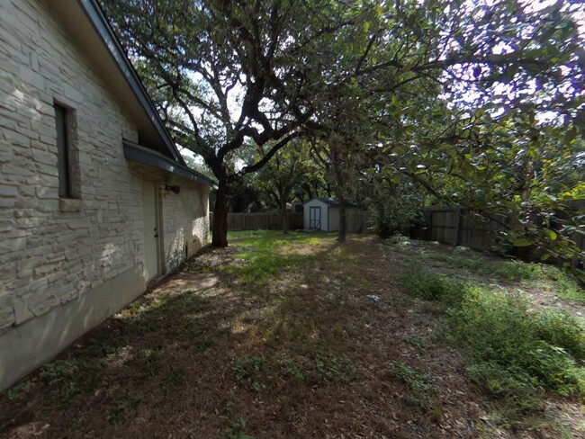 Building Photo - Spacious 4-bedroom Home