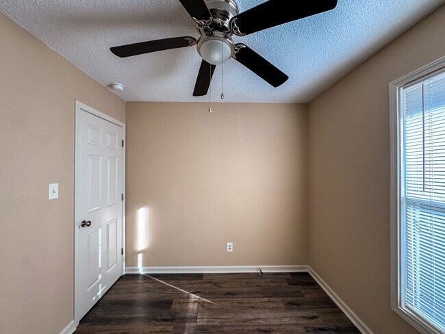 Building Photo - Charming 3 Bed 1.5 bath in College Lakes