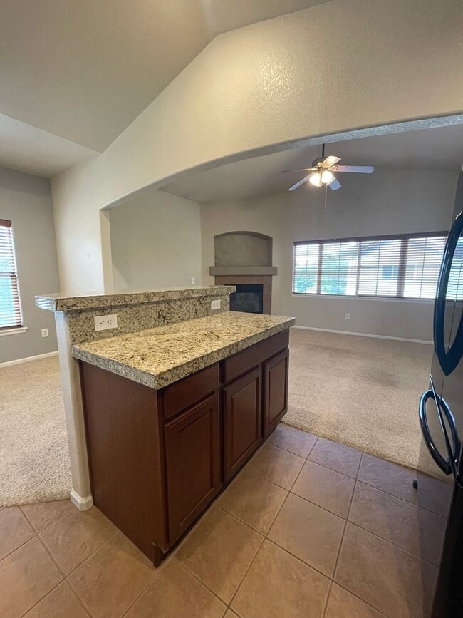 Building Photo - 2 bed/1 bath Townhome with Garage, Pool, Clubhouse