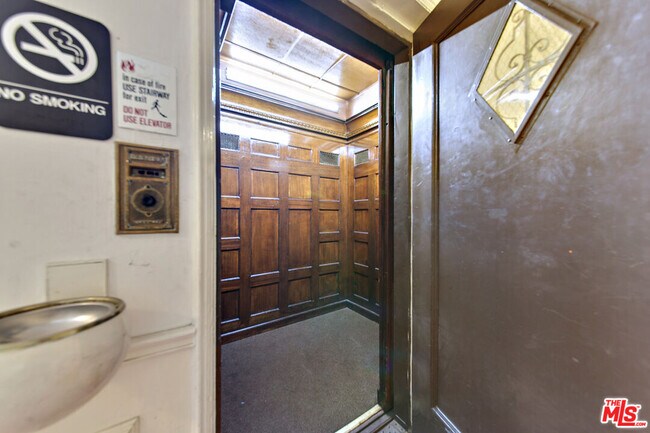 Building Photo - 1360 N Crescent Heights Blvd