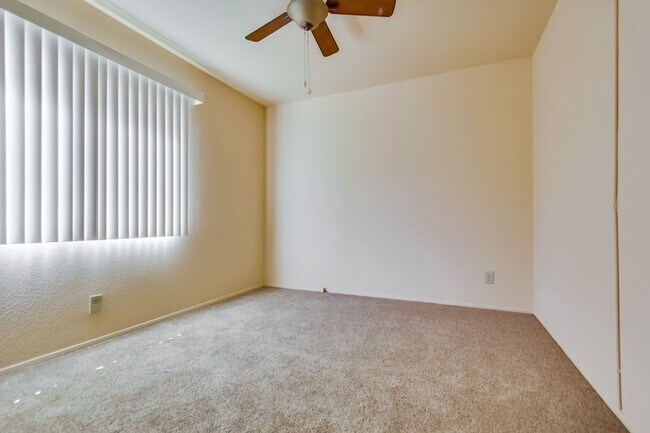 Building Photo - Spacious Townhome in University City for Rent!