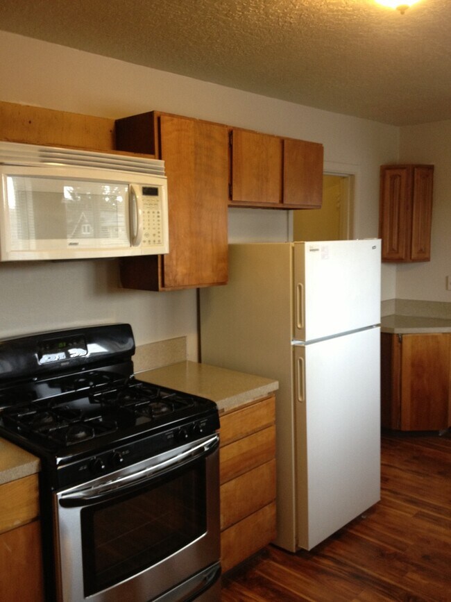 Building Photo - 4224-4224 N Commercial Ave