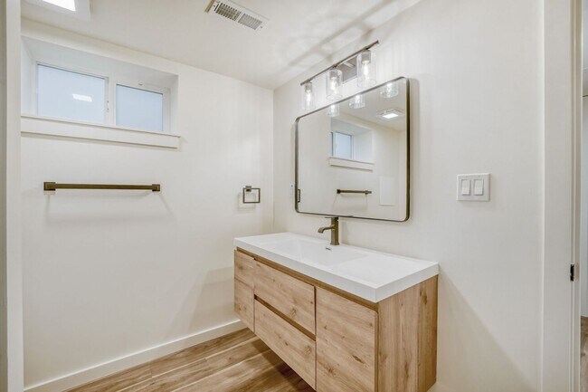 Building Photo - Montlake/Madison Park Area | Remodeled 3 Bed + Bonus Spaces | Arboretum Access