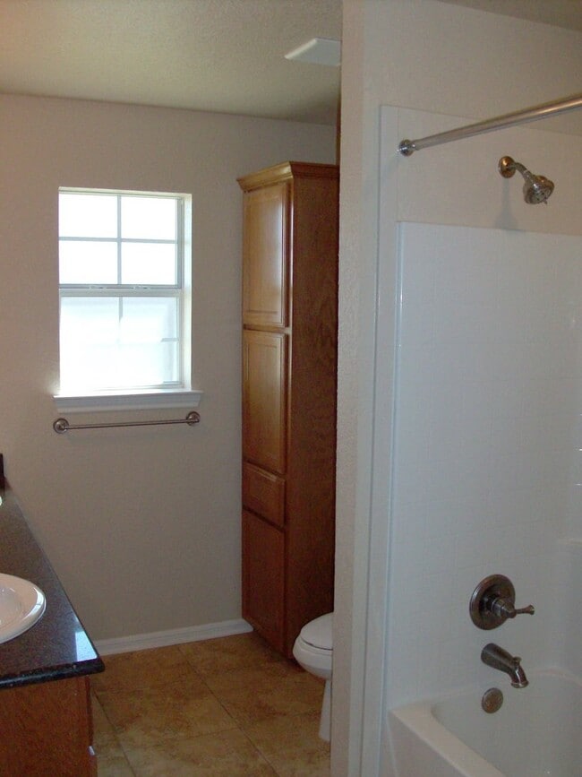 Building Photo - Adorable 2 Bed/2 Bath Duplex in Trimmier Estates!