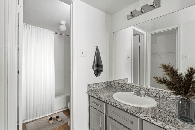Building Photo - Move In with $0 Deposit + $299 Off