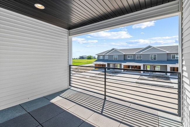 Building Photo - Wonderful 3 Bed Townhome with Large 2 Car ...