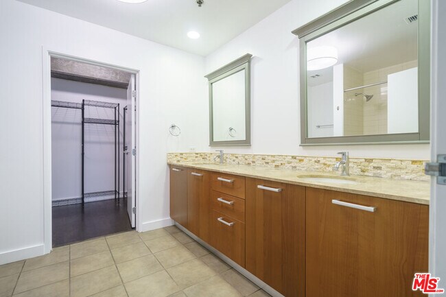 Building Photo - 645 W 9th St