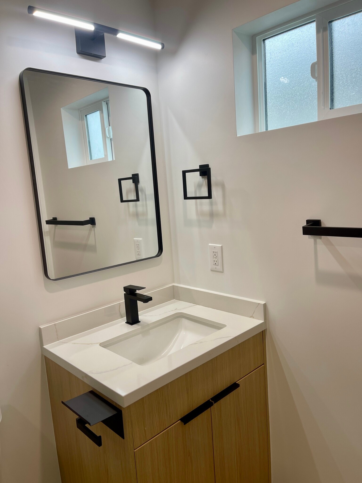 Building Photo - 611 W 41st Pl