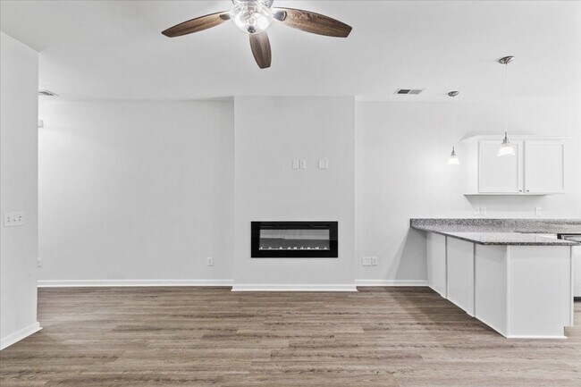 Building Photo - The Commons Stunning Townhome - 3 Bed 2.5 ...