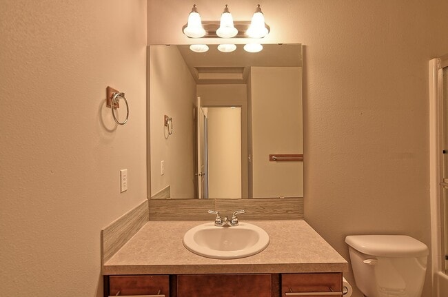 Building Photo - Great Location - Easy Commute Access!