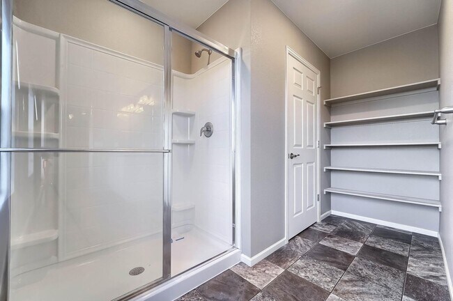 Building Photo - Gorgeous 4 bed, 3 bath, loft and an office!