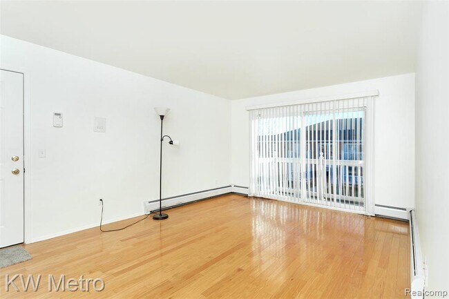 Building Photo - 2425 Torquay Ave