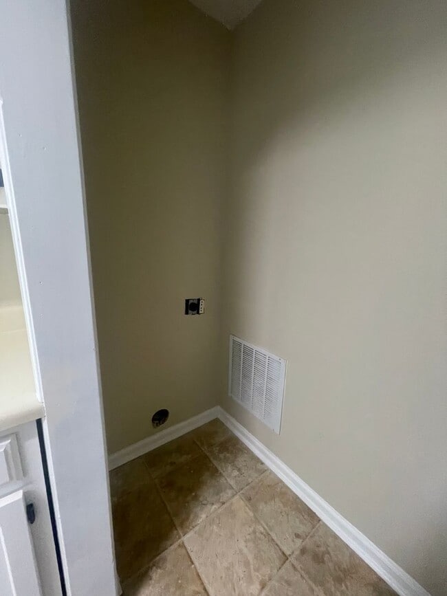 Building Photo - Great Location to Local Amenities