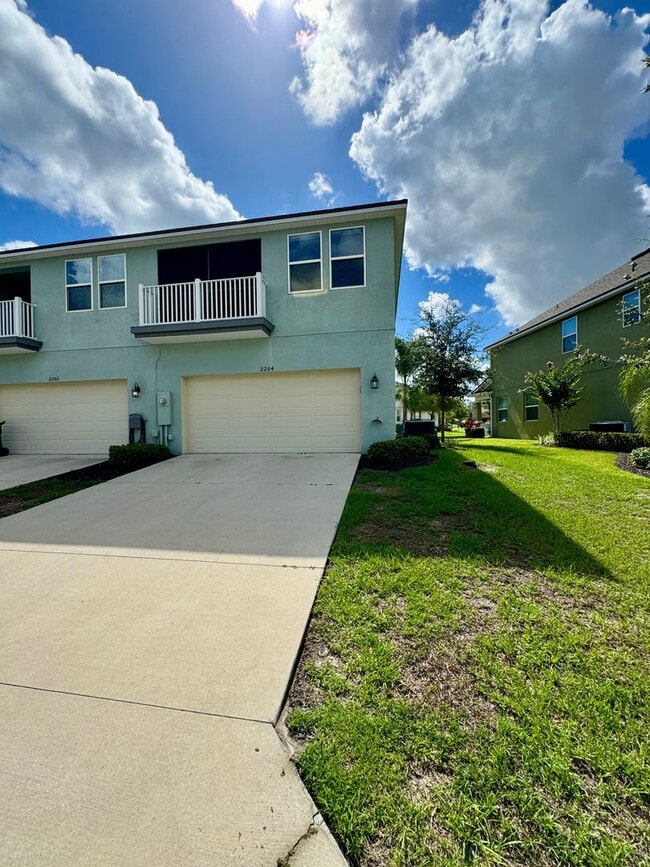 Building Photo - FOR RENT - Fantastic end unit townhouse in...